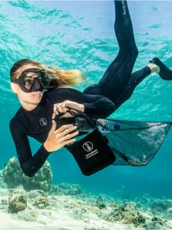 Fourth Element Ocean Debris Bag 8 Fourth Element Ocean Debris Bag -Online Dive Gear Sales Shop Fourth Element Ocean Debris Bag Rolled Up Lifestyle Woman