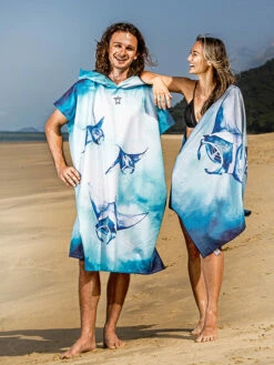 Ocean Armour Manta Poncho -Online Dive Gear Sales Shop Ocean Armour Manta Poncho Lifestyle Beach Pair Front